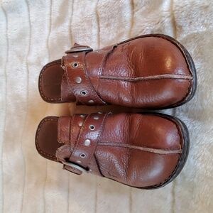 Womens B.O.C Brown leather clogs